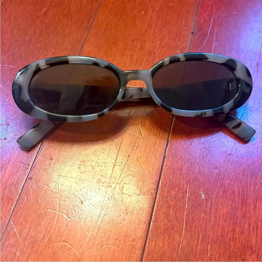 Outta Love oval Le Specs
